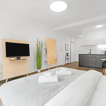 Sunny Nest By The Inverted Pyramid Апартаменти