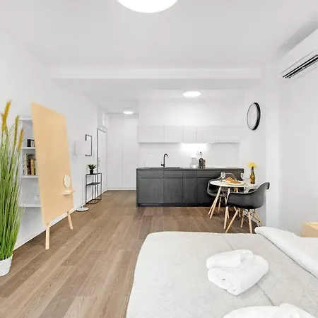 Апартаменти Sunny Nest By The Inverted Pyramid Братислава