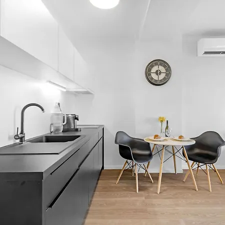 Sunny Nest By The Inverted Pyramid Апартаменты Братислава