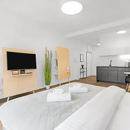Sunny Nest By The Inverted Pyramid Апартаменты Братислава