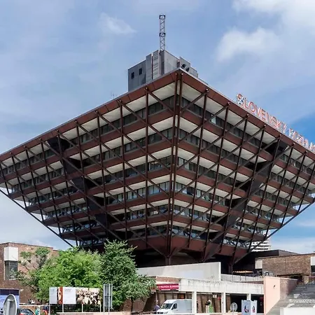 Sunny Nest By The Inverted Pyramid Братислава